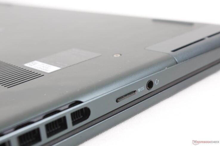 La scheda MicroSD completamente inserita si appoggia quasi a filo del bordo
