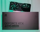 La RTX 4070 SUPER Founders Edition dispone di 7.168 core CUDA, un boost clock di 2.475 MHz e 12 GB di VRAM.