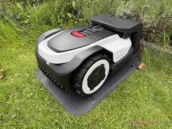 Il Roborock RockNeo Q105 nella sua stazione di ricarica.