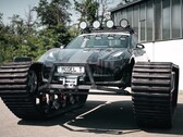 Dopo essere stata equipaggiata con catene del peso di 1,3 tonnellate ciascuna, la Tesla Model 3 è difficilmente riconoscibile (Immagine: The Real Life Guys)