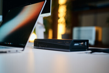 Appoggiato in piano sulla scrivania, questo case dal profilo ribassato offre un rapido accesso frontale alle porte di espansione USB-A e USB-C, oltre alla sua discreta illuminazione RGB di stato.