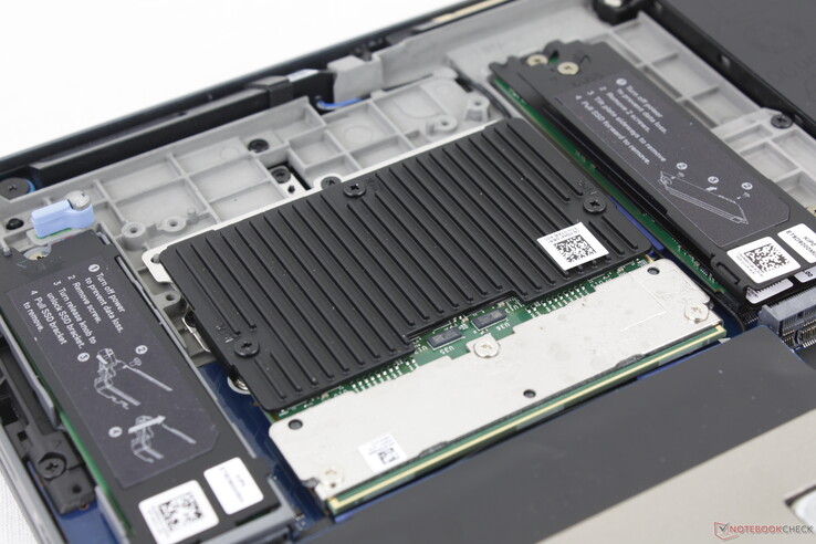 Il modulo RAM CAMM2 si trova tra i due slot SSD