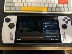 L'ASUS ROG Ally Z1 Extreme moddato con SteamOS, che mostra una durata della batteria di oltre 8 ore al 92% di carica. (Fonte immagine: u/BetweenInkandPaper via Reddit)