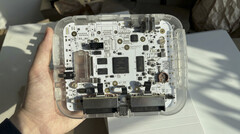 Prototipo trasparente della console FPGA SuperStation One Lite da $200 che mostra la scheda elettronica interna