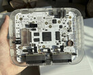 Prototipo trasparente della console FPGA SuperStation One Lite da $200 che mostra la scheda elettronica interna