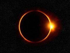 Un'immagine che mostra un'eclissi solare con un anello di fuoco.