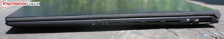 A destra: lettore di schede microSD, porta audio combinata, USB 3.0 Type-A