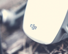 Un primo piano del logo di DJI su un drone.