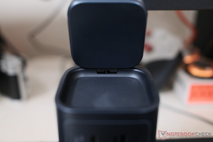 La cerniera del tappetino di ricarica wireless tende ad allentarsi leggermente se se ne modifica spesso l'angolazione.