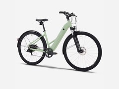La bicicletta elettrica Rockrider E-ACTV 100 verde mandorla di Decathlon