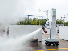Giochi di antincendio con robot umanoidi.