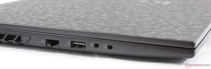 Lato Sinistro: Kensington Lock, Gigabit RJ-45, USB 2.0, microfono 3.5 mm, cuffie 3.5 mm