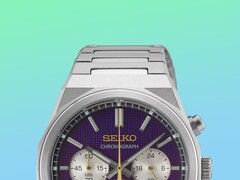 Primo piano della metà superiore del Seiko HGK003, che mette in risalto la cassa angolare in acciaio inossidabile, le maglie superiori del bracciale, i pulsanti superiori e la parte superiore del quadrante viola su uno sfondo con una vivace sfumatura di verde e blu.