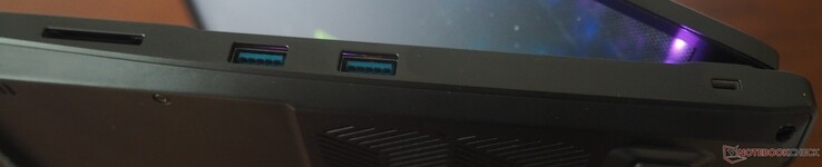 lato destro: lettore di schede, 2x USB-A 3.2 Gen1, Kensington Lock