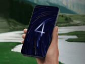 Il primo lotto comprende un totale di sette dispositivi. Nell’immagine: una foto promozionale modificata dello Xiaomi 17 Ultra con il logo HyperOS 4 in alto.