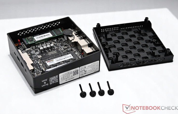 Il NiPoGi AM06 Pro con il lato inferiore aperto
