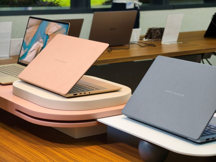 I notebook Zenbook 14 Copilot AI 2026 sono disponibili nei colori Zabriskie Beige, Komodo Coral e Arctic Blue (da L a R).