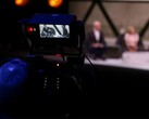 Una fotografia di una telecamera che riprende un'intervista
