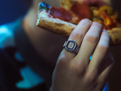 Casio rifornirà il Ring Watch CRW001-1 (nella foto) negli Stati Uniti il 1° luglio. (Fonte: Casio)