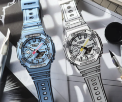 La serie Casio Manga GA-2100MNG presenta due orologi, uno in blu e l'altro in bianco. (Fonte: Casio)