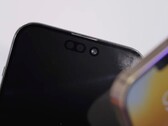 L'iPhone 14 Pro Max e le sue fotocamere a doppio foro da vicino. (Fonte: Unbox Therapy)