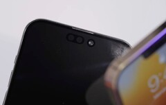 L&#039;iPhone 14 Pro Max e le sue fotocamere a doppio foro da vicino. (Fonte: Unbox Therapy)