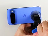 Il retro del Pixel 10 è relativamente facile da rimuovere. (Fonte immagine: iFixit)