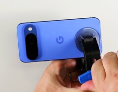 Il retro del Pixel 10 è relativamente facile da rimuovere. (Fonte immagine: iFixit)