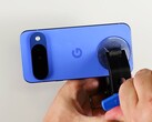 Il retro del Pixel 10 è relativamente facile da rimuovere. (Fonte immagine: iFixit)