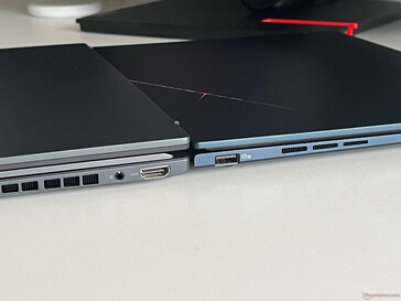 Zenbook Duo OLED (sinistra) vs. Zenbook 14 OLED (destra)