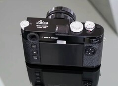 Si dice che l'M11 di Leica sarà lanciato in edizione limitata con pulsanti in argento (fonte: LeicaRumors)