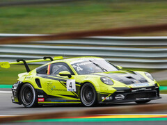 Un'auto da corsa, ripresa nel 2022.