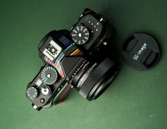 L’obiettivo SG-Image 35 mm f/2,2 è commercializzato come un obiettivo compatto e versatile a un prezzo accessibile.
