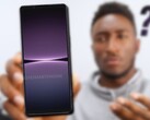 Resta da vedere se Sony ascolterà le sagge parole di MKBHD e rilascerà l'Xperia 1 V in modo più ordinato. (Fonte immagine: MKBHD/@OnLeaks - modificato)