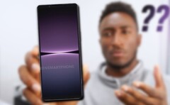Resta da vedere se Sony ascolterà le sagge parole di MKBHD e rilascerà l'Xperia 1 V in modo più ordinato. (Fonte immagine: MKBHD/@OnLeaks - modificato)