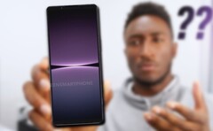 Resta da vedere se Sony ascolterà le sagge parole di MKBHD e rilascerà l&#039;Xperia 1 V in modo più ordinato. (Fonte immagine: MKBHD/@OnLeaks - modificato)