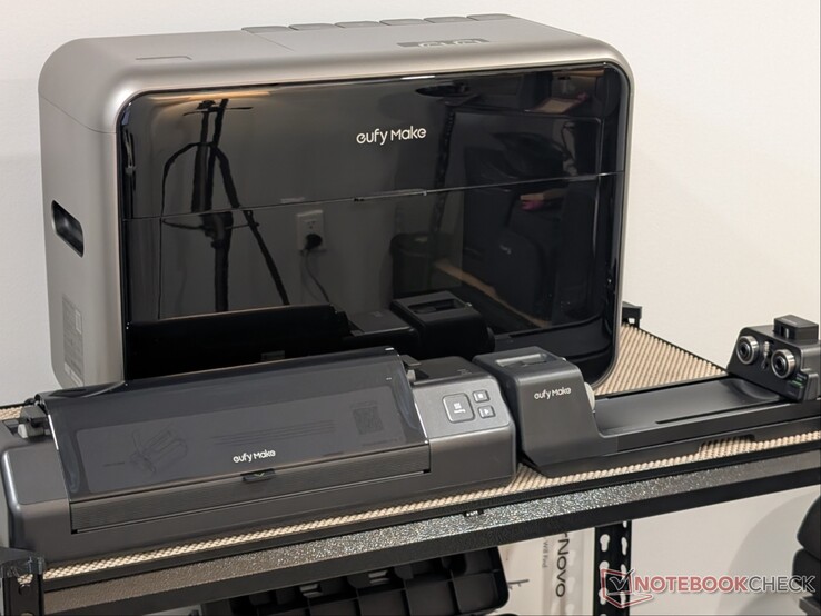 eufyMake E1 con laminatore e accessorio rotante.