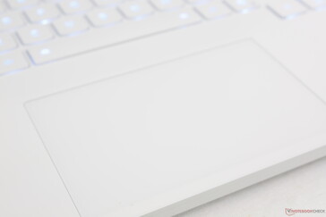 Il clickpad è rumoroso e soddisfacente quando viene premuto, nonostante la sua superficie ridotta