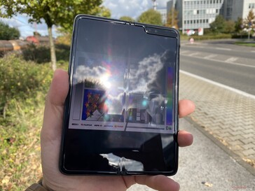 Utilizzo del Galaxy Fold all'aperto sotto il sole