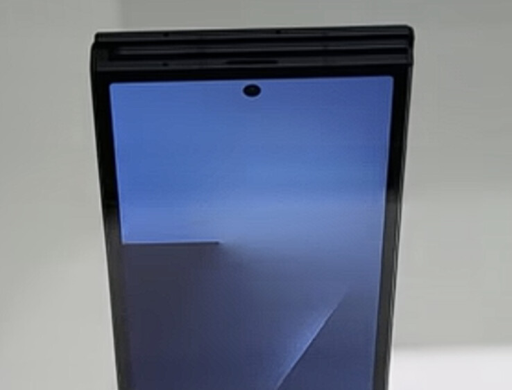 Galaxy Z TriFold dovrebbe essere più sottile di Galaxy Z Fold4, nonostante contenga un display pieghevole da 10 pollici. (Fonte immagine: SBS Korea via Omokgyo Electronics Mall - modificato)