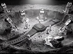 Orologio digitale Casio x GRAGG LW-204GRAGG-1BDF esposto su un supporto scultoreo argentato, circondato da astronauti in miniatura e oggetti ispirati al metallo fuso.