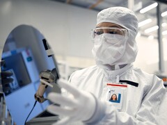 Intel punta al pareggio della fonderia nel 2027, mentre il nodo 18A entra nella rampa dei volumi. Nella foto: Un operaio che tiene in mano un wafer di silicio (Fonte: Intel)