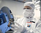 Intel punta al pareggio della fonderia nel 2027, mentre il nodo 18A entra nella rampa dei volumi. Nella foto: Un operaio che tiene in mano un wafer di silicio (Fonte: Intel)