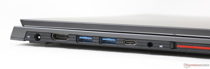 A sinistra: adattatore AC, HDMI full-size, 2x USB-A 3.0, USB-C (no DP o PD), jack audio da 3,5 mm, kill switch della webcam