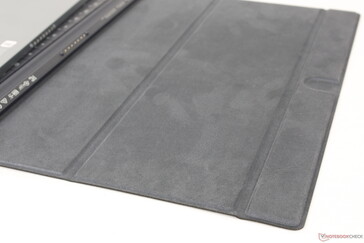 Lato posteriore della base folio opzionale. La base protegge il retro del tablet e funge da supporto per la modalità laptop, in netto contrasto con la base folio della serie Surface Pro