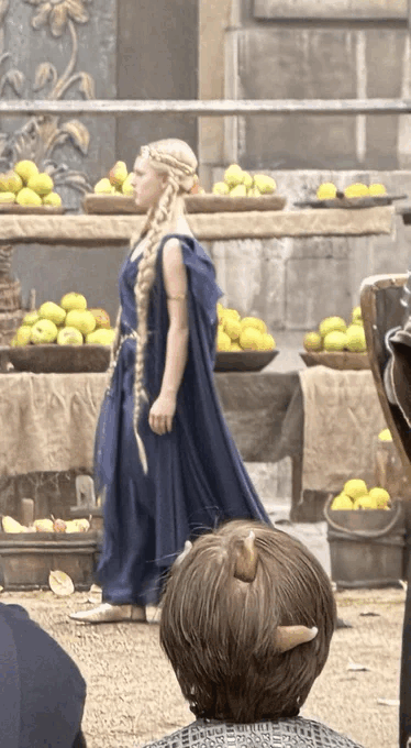 I fan ritengono che questa immagine possa mostrare una giovane Marika e forse un bambino Omen.