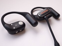 OneRock Link 20 combina un corpo in plastica liscia e scolpita con ganci auricolari in filo di titanio rivestiti di silicone, per un'usura confortevole per tutto il giorno. (Fonte: Notebookcheck)