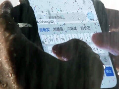 Oppo A6s Pro sotto la pioggia.