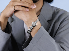Il Seiko Power Design Project Collection 1 (nella foto) può essere indossato come bracciale, accessorio o semplicemente come orologio. (Fonte: Seiko)