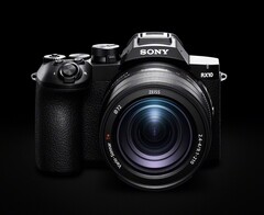 La Sony RX10 V offre uno zoom ottico 25x.